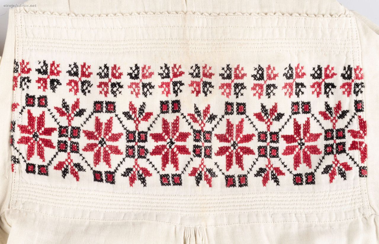 Haft na&nbsp;przyramku koszuli kobiecej