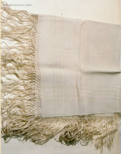 Jedwabna chustka z&nbsp;frędzlami, tzw. syrówka, Horodyszcze pow. Chełmski, ok. 1930&nbsp;r., ze&nbsp;zbiorów Muzeum Narodowego w&nbsp;Lublinie.
