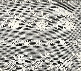 Haft na&nbsp;tiulowym czepku. Dąbrówka, pow. Międzyrzecz. Fot. A. Glapa, 1948&nbsp;r.; za: A. Glapa, Strój międzyrzecko-babimojski (lubuski), Atlas Polskich Strojów Ludowych, Polskie Towarzystwo Ludoznawcze, Wrocław 1956, s. 51.

Motywy hafciarskie na&nbsp;czepkach miały zwykle archaiczny układ pasowy.
