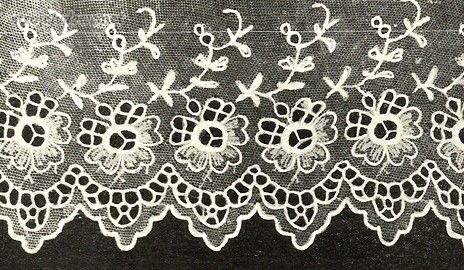 Biały haft na&nbsp;tiulu — kryziku. Dąbrówka, pow Międzyrzecz. Fot. A. Glapa, 1955&nbsp;r., za: A. Glapa, Strój międzyrzecko-babimojski (lubuski), Atlas Polskich Strojów Ludowych, Polskie Towarzystwo Ludoznawcze, Wrocław 1956, s. 62, ryc. 76.
Tuż przed II&nbsp;wojną bardzo wiele wykonywanych ręcznie haftów naśladowało koronki fabryczne. Często też w&nbsp;kruzach i&nbsp;fartuchach wykorzystywano koronki maszynowe lub maszynowy haft angielski na&nbsp;batyście lub płótnie.

