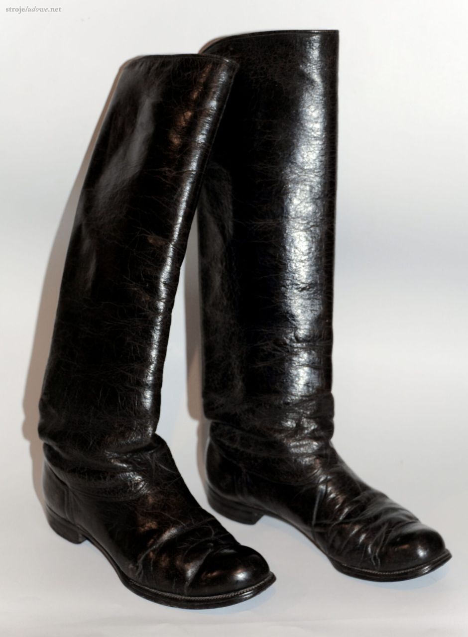 Buty męskie z&nbsp;cholewami, Okopy, pow. Chełmski, pocz. XX&nbsp;w., ze&nbsp;zbiorów Muzeum Narodowego w&nbsp;Lublinie.