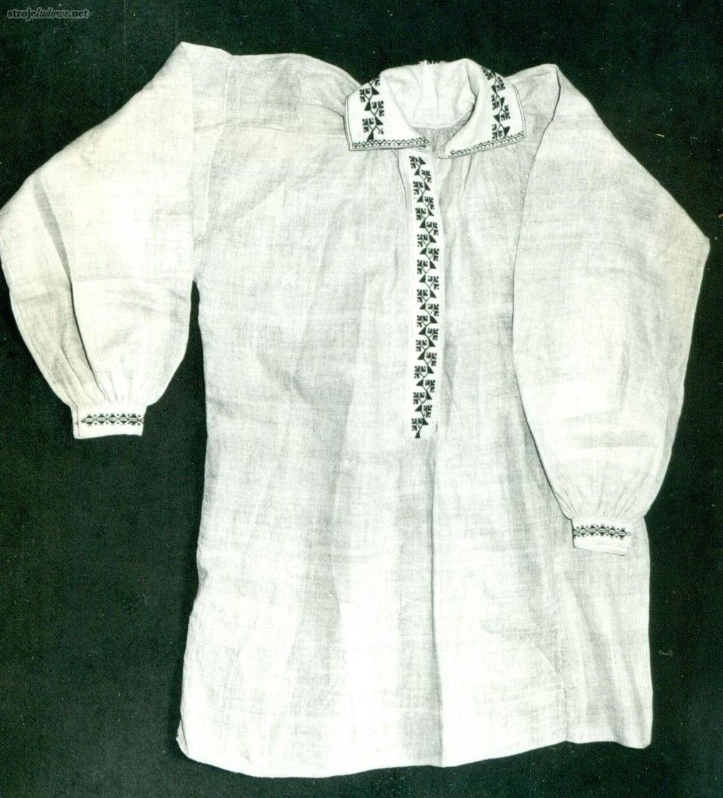 Koszula męska o&nbsp;kroju przyramkowym, ze&nbsp;zbiorów Muzeum Narodowego w&nbsp;Lublinie.