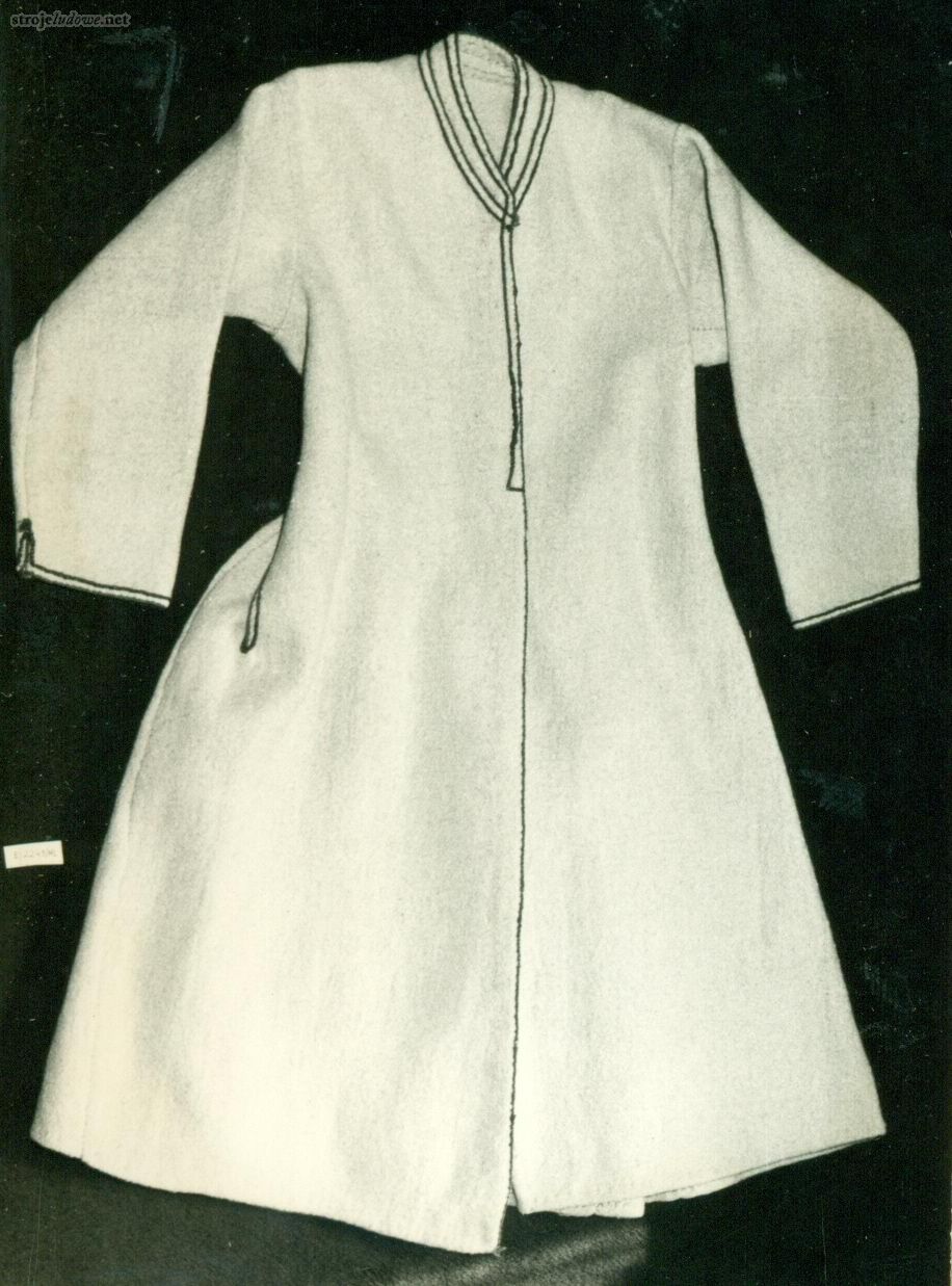 Przód sukmany z&nbsp;białego sukna, ze&nbsp;zbiorów Muzeum Narodowego w&nbsp;Lublinie.