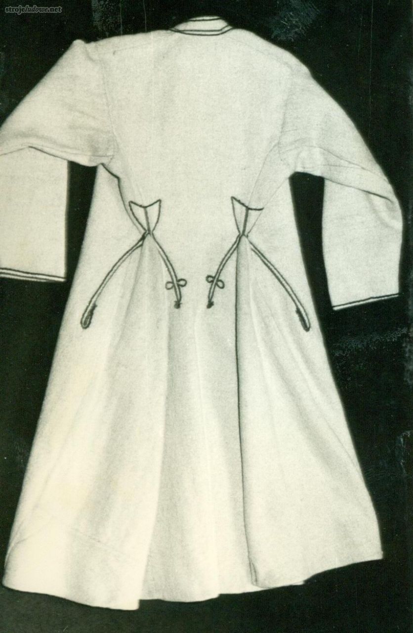 Tył sukmany z&nbsp;białego sukna, ze&nbsp;zbiorów Muzeum Narodowego w&nbsp;Lublinie.