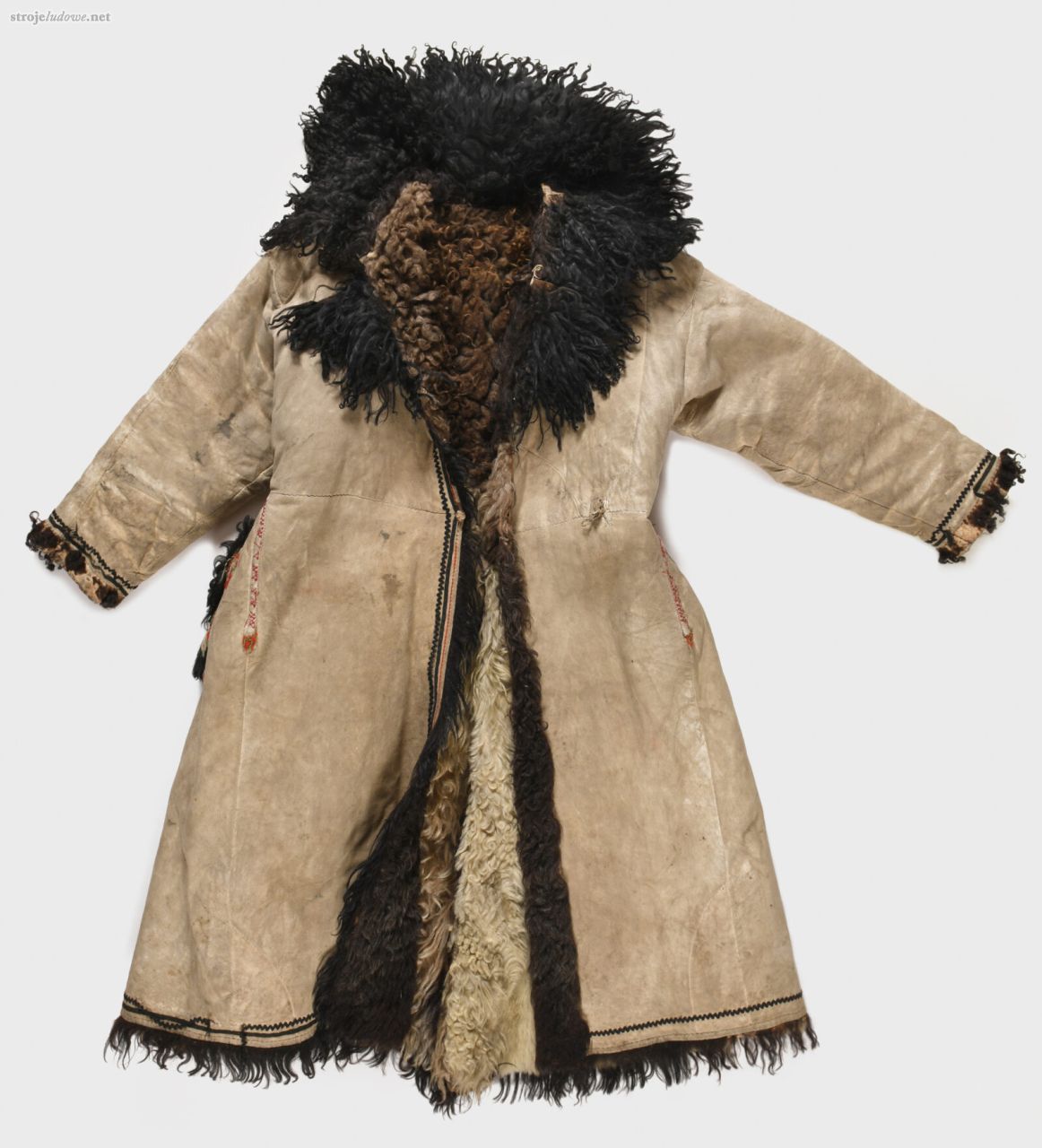 Przód kożucha, ze&nbsp;zbiorów Muzeum Ziemi Chełmskiej, fot. Grzegorz Zabłocki.

