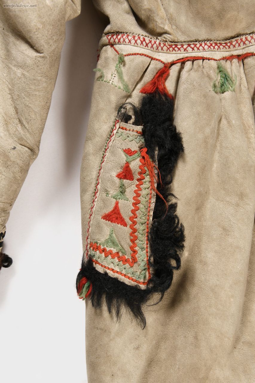 Zdobienie kożucha, ze&nbsp;zbiorów Muzeum Ziemi Chełmskiej, fot. Grzegorz Zabłocki. 