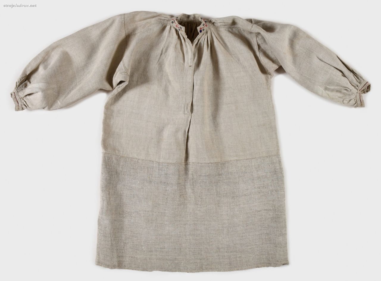 Koszula o&nbsp;kroju przyramkowym z&nbsp;tzw. nadtoczkiem, ze&nbsp;zbiorów Muzeum Ziemi Chełmskiej, fot. Grzegorz Zabłocki.
