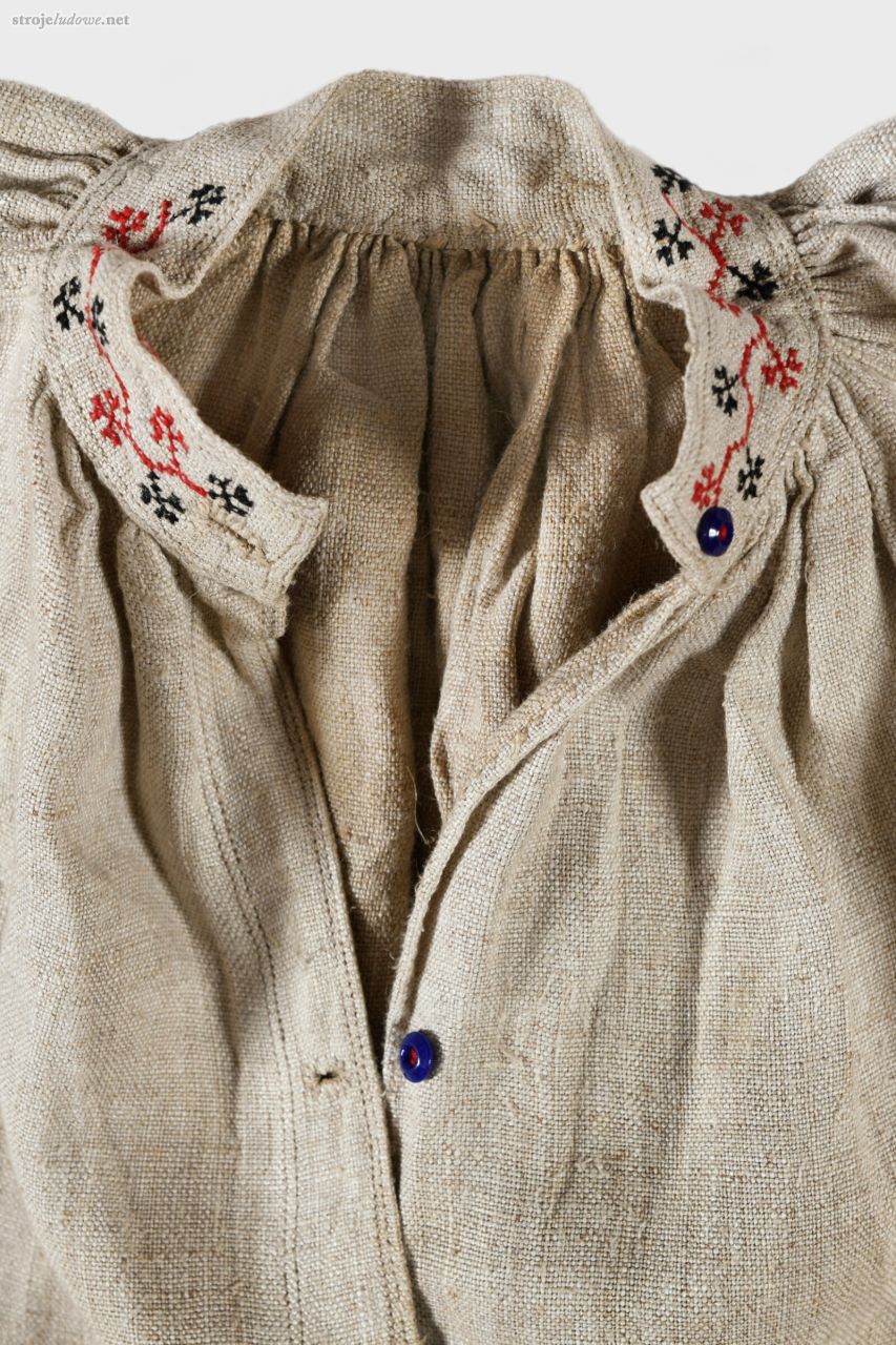 Zdobienie koszuli kobiecej, ze&nbsp;zbiorów Muzeum Ziemi Chełmskiej, fot. Grzegorz Zabłocki.