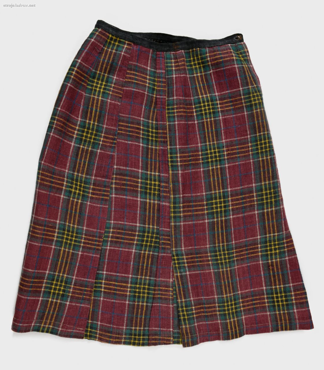Spódnica z&nbsp;kraciastego samodziału, ze&nbsp;zbiorów Muzeum Ziemi Chełmskiej, fot. Grzegorz Zabłocki.  