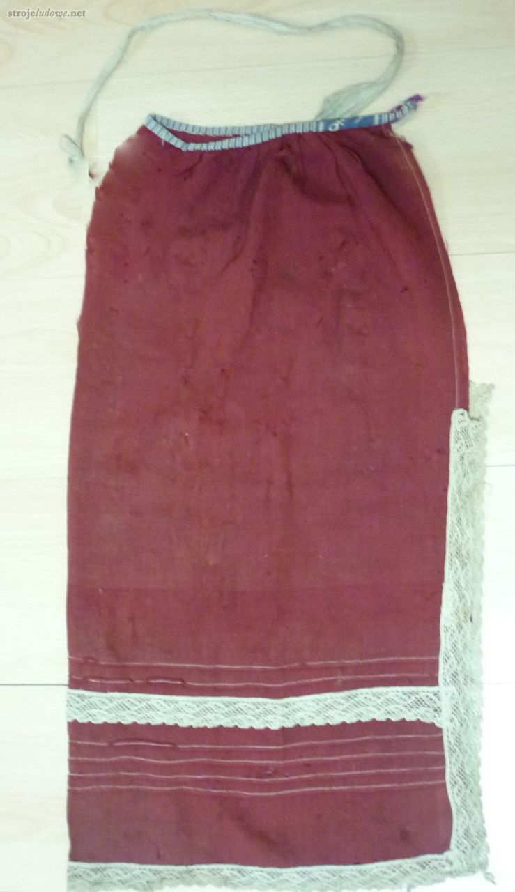 Zapaska z&nbsp;tkaniny wełnianej, ozdobiona koronką, ze&nbsp;zbiorów Muzeum Ziemi Chełmskiej, fot. Elżbieta Piskorz-Branekova. 