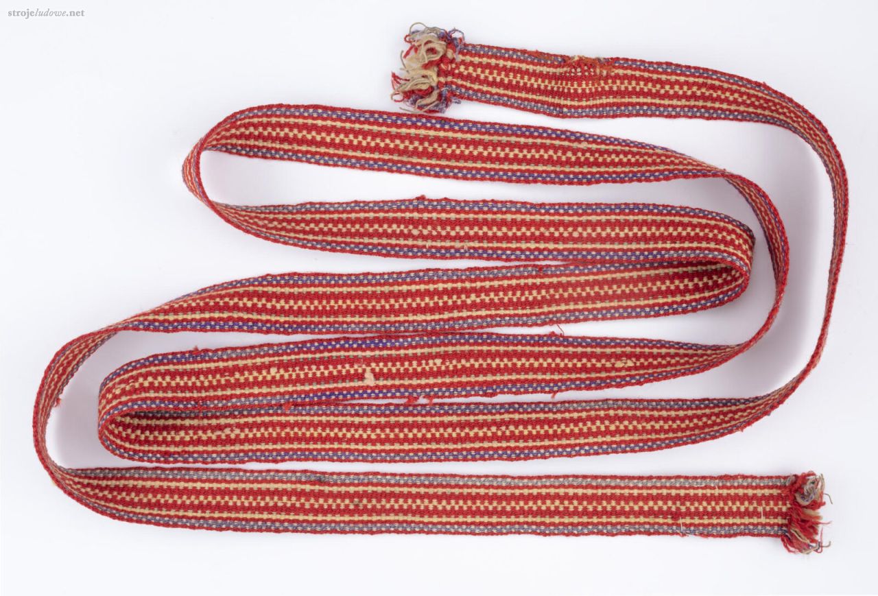 Krajka wełniana. Świerże pow. chełmski, pierwsza połowa XX&nbsp;w. ze&nbsp;zbiorów Muzeum Narodowego w&nbsp;Lublinie.
 Krajka o&nbsp;czerwonym tle w&nbsp;kolorowe paski: fioletowo-kremowe, seledynowe, zielono-czerwone i&nbsp;kremowo-czerwone