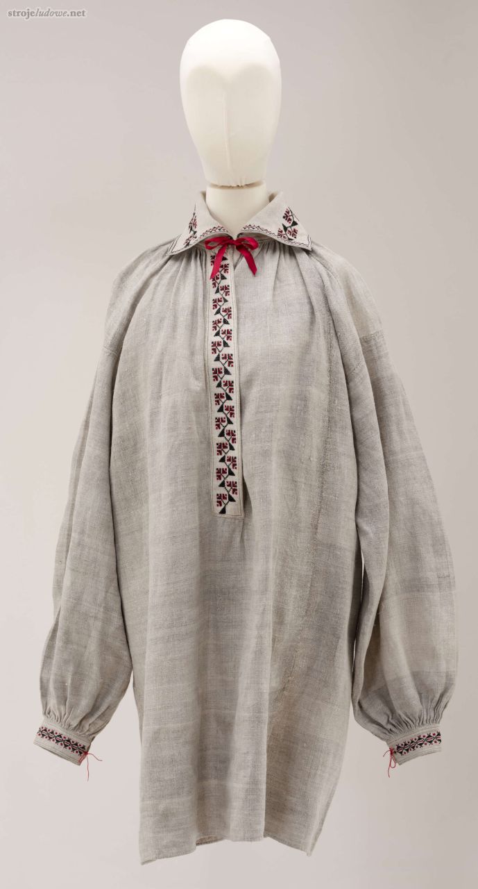 koszula kobieca, druga połowa XIX w., Majdan Pławanicki, pow. chełmski, ze&nbsp;zbiorów Muzeum Narodowego w&nbsp;Lublinie.
Koszula kobieca o&nbsp;kroju przyramkowym, marszczonym, szyta ręcznie z&nbsp;szarego lnianego płótna. Kołnierz prostokątny wykładany, zawiązany pod szyją wstążeczką.  Z&nbsp;przodu rozcięcie o&nbsp;długości 40&nbsp;cm. Rękawy długie, marszczone, wszyte w&nbsp;mankiet. Pod pachami wszyte prostokątne kawałki płótna zwane wtokami. 