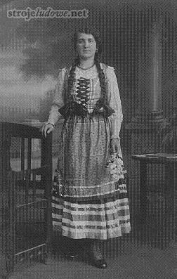 Młoda Kociewianka w&nbsp;stroju prawdopodobnie stylizowanym na&nbsp;kociewski, przełom XIX i XX&nbsp;w., archiwum prywatne Bogdana Soleckiego z&nbsp;Pelplina