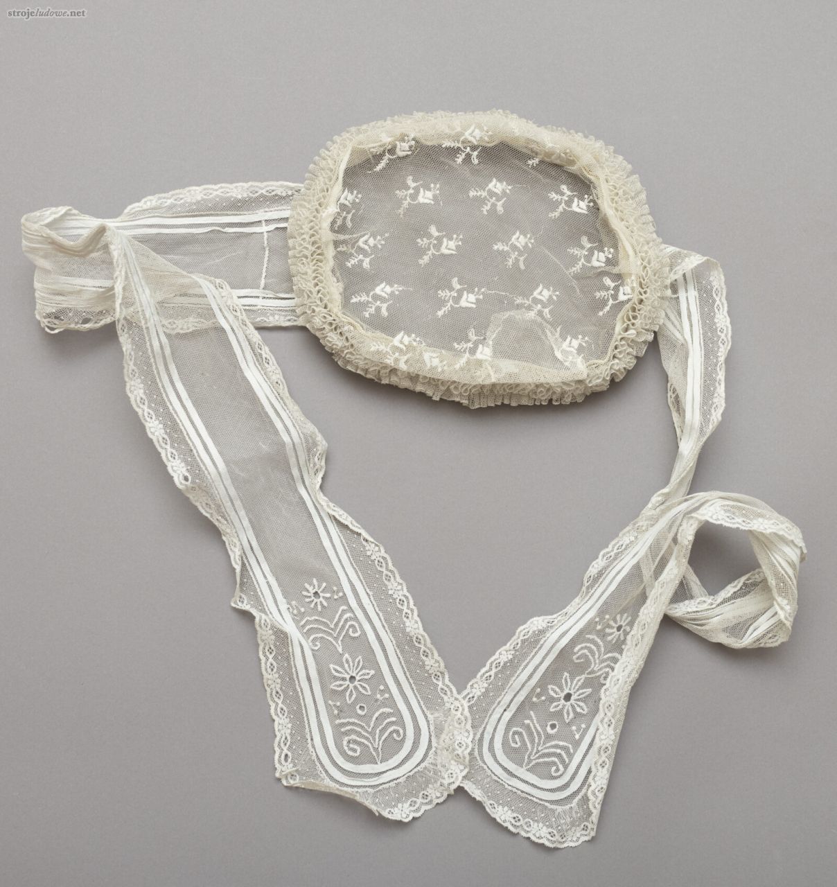 Tiulowy czepiec z&nbsp;owalnym denkiem. Ze&nbsp;zbiorów Muzeum Ziemi Rawickiej, fot. A. Pląskowska