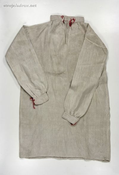 Koszula męska lniana, Biała, pow. Radzyń Podlaski, koniec XIX w., ze&nbsp;zbiorów Muzeum Narodowego w&nbsp;Lublinie, fot. M. Niećko