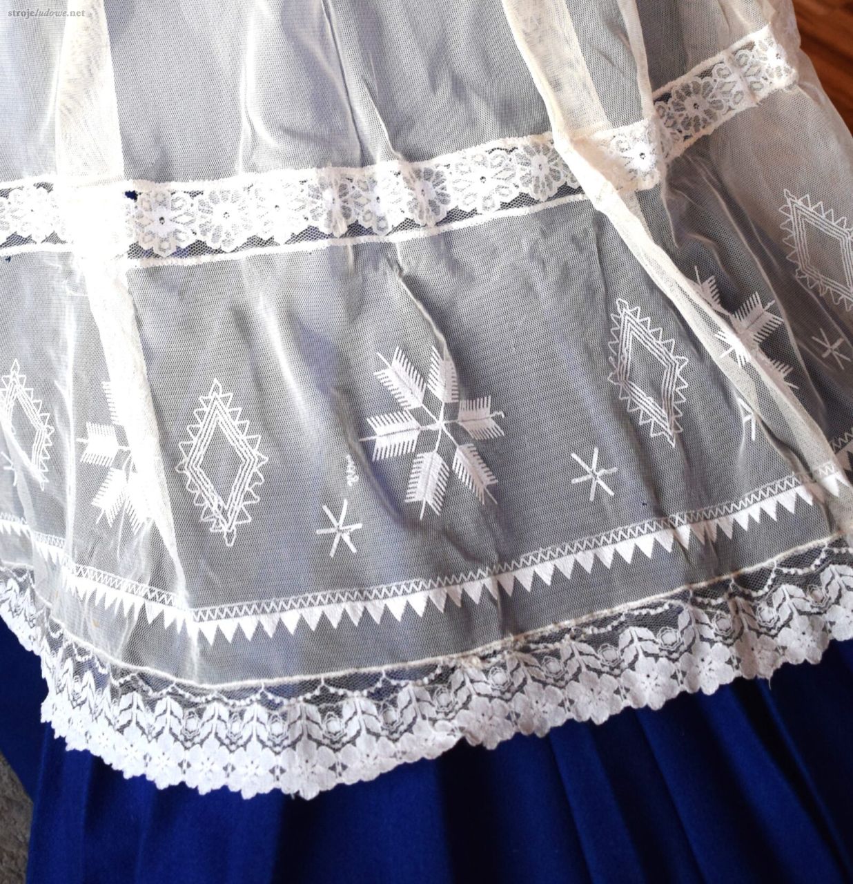 Fartuch, haft przewlekany, Chazy, 1&nbsp;.połowa XX&nbsp;w., z&nbsp;kolekcji M. Umławskiego, fot. Joanna Minksztym