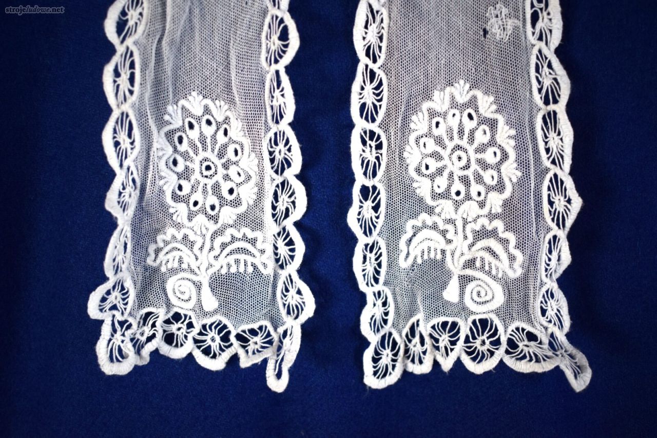 Zakończenia band do&nbsp;czepca, haft angielski i&nbsp;snutkowy, Chazy, 1. połowa XX&nbsp;w., z&nbsp;kolekcji M. Umławskiego, fot. Joanna Minksztym