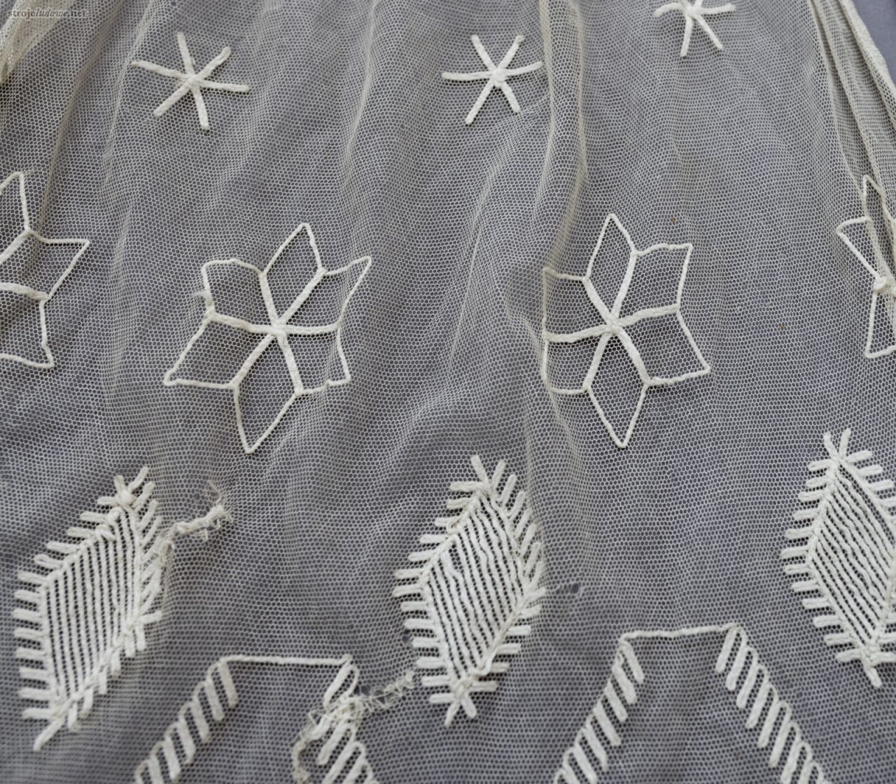 Fartuch, haft przewlekany, Chazy, 1. połowa XX&nbsp;w., z&nbsp;kolekcji Muzeum Ziemi Rawickiej, fot. A. Pląskowska