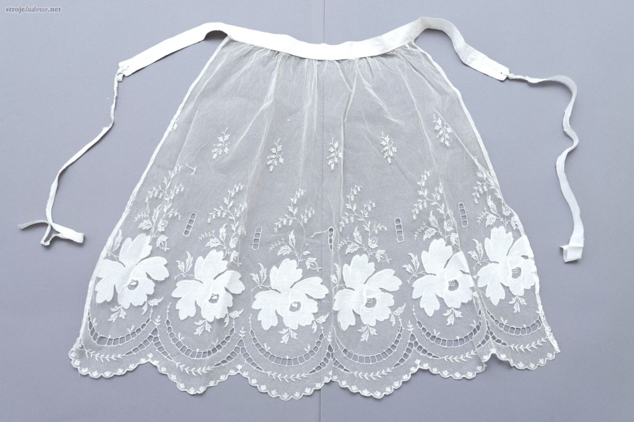 Fartuch, haft richelieu z&nbsp;aplikacjami,  Chazy, 1. połowa XX&nbsp;w., z&nbsp;kolekcji Muzeum Ziemi Rawickiej, fot. A. Pląskowska