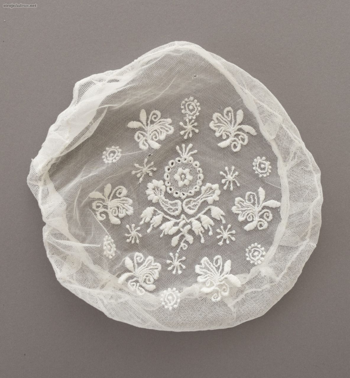 Czepiec haft atłaskowy, Chazy, 1. połowa XX&nbsp;w., z&nbsp;kolekcji Muzeum Ziemi Rawickiej, fot. A. Pląskowska