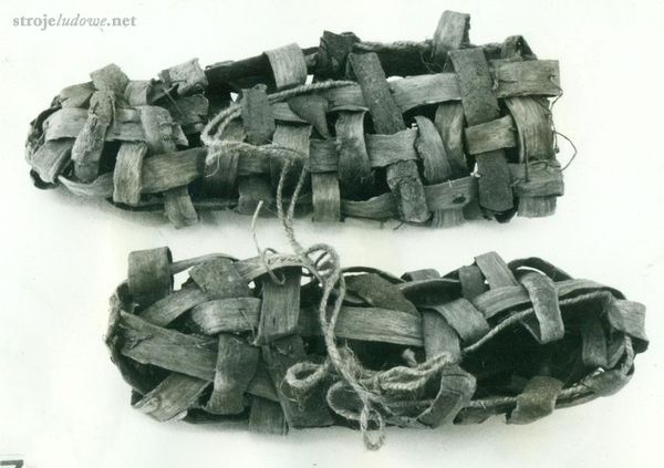 Łapcie plecione z&nbsp;łyka, Biała, pow. Radzyń Podlaski, 1957&nbsp;r., ze&nbsp;zbiorów Muzeum Narodowego w&nbsp;Lublinie, fot. P. Maciąg