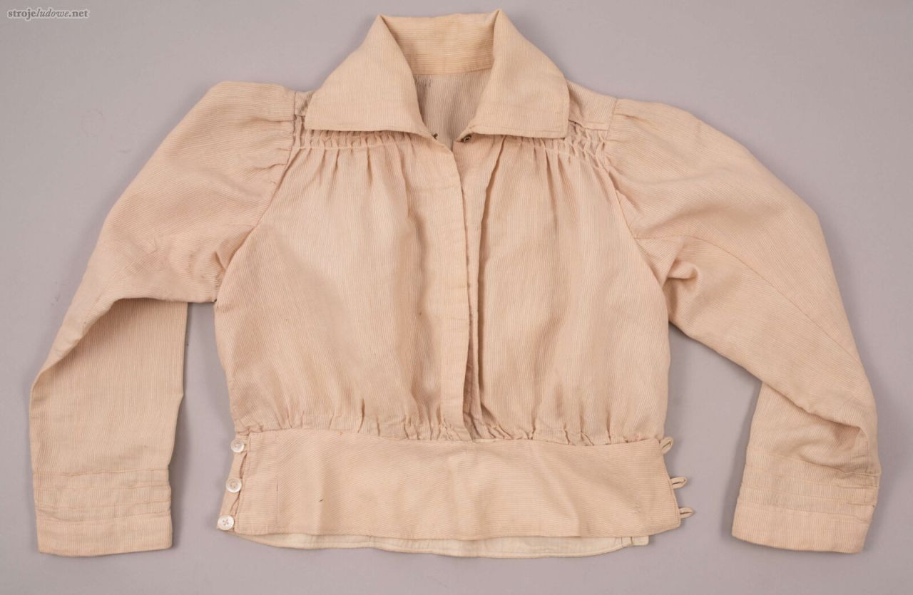 Ślubny kaftan kobiecy - przód, Wojcieszków, pow. Łuków, początek XX&nbsp;w., ze&nbsp;zbiorów Muzeum Narodowego w&nbsp;Lublinie, fot. Małgorzata Niećko