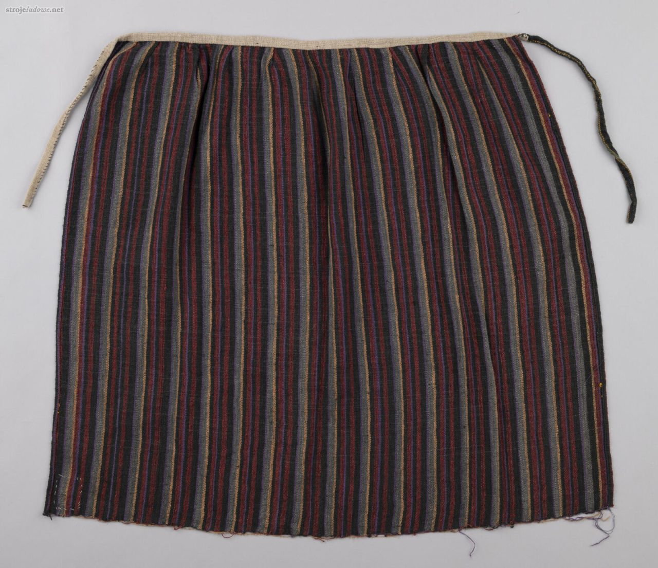 Zapaska wełniana w&nbsp;pionowe pasy, Bełcząc, pow. Radzyń Podlaski 1924,  ze&nbsp;zbiorów Muzeum Narodowego w&nbsp;Lublinie, fot. M. Niećko