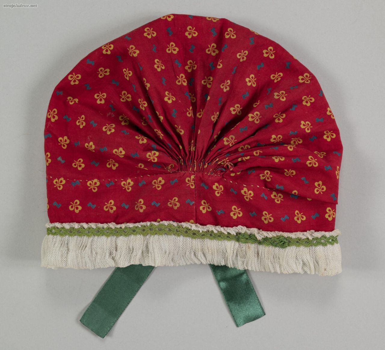 Czepek perkalowy – nakrycie głowy kobiety zamężnej, Drelów, pow. Biała Podlaska, 1933, ze&nbsp;zbiorów Muzeum Narodowego w&nbsp;Lublinie, fot. M. Niećko