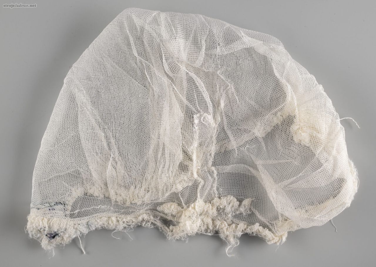 Czepek tiulowy Zalesie, pow. Łuków koniec XIX w., ze&nbsp;zbiorów Muzeum Narodowego w&nbsp;Lublinie, fot. Małgorzata Niećko