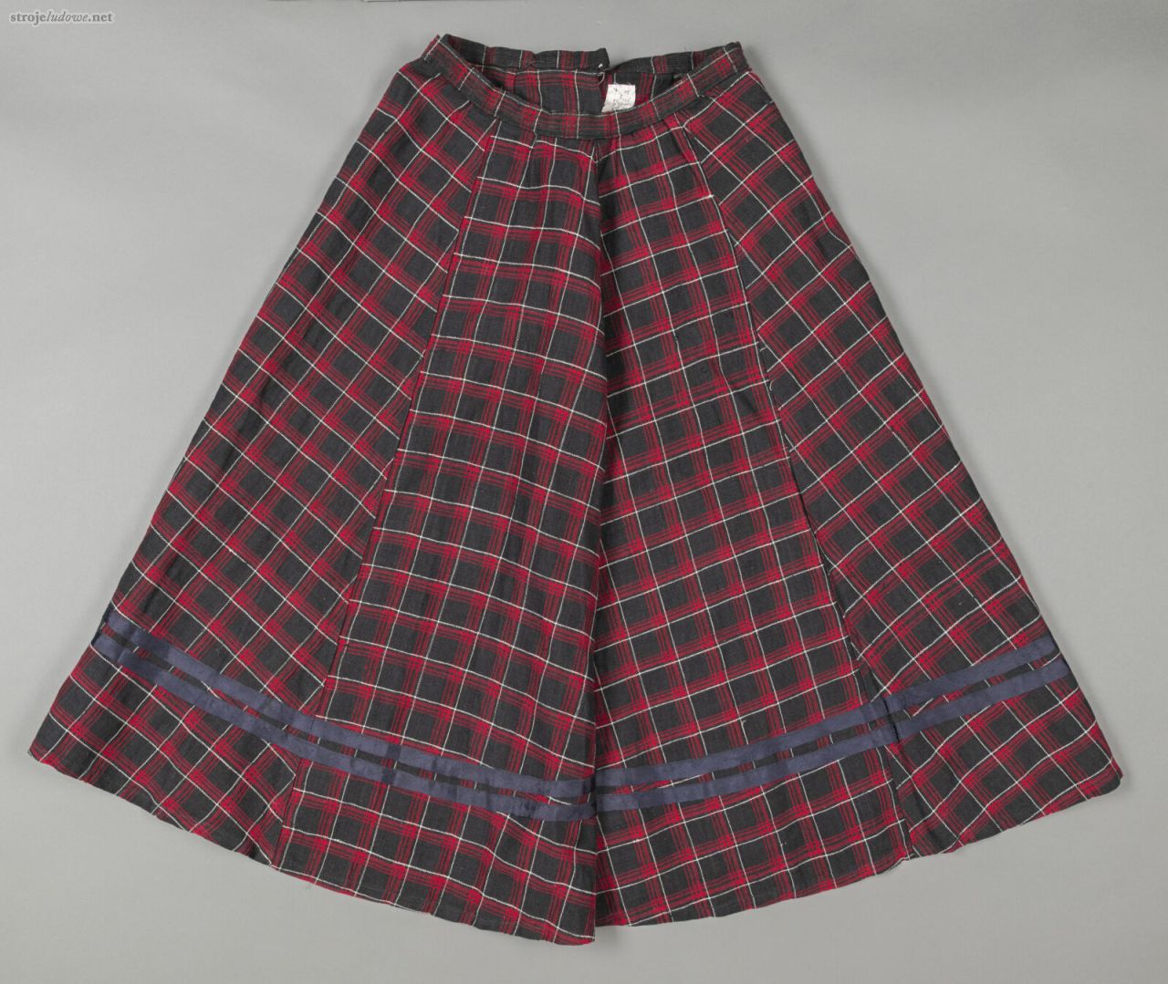 Spódnica w&nbsp;kratkę uszyta z&nbsp;klinów zwana spódnicą z&nbsp;ogonem Dąbie, pow. łuków, ok. 1920&nbsp;r., ze&nbsp;zbiorów Muzeum Narodowego w&nbsp;Lublinie, fot. Małgorzata Niećko