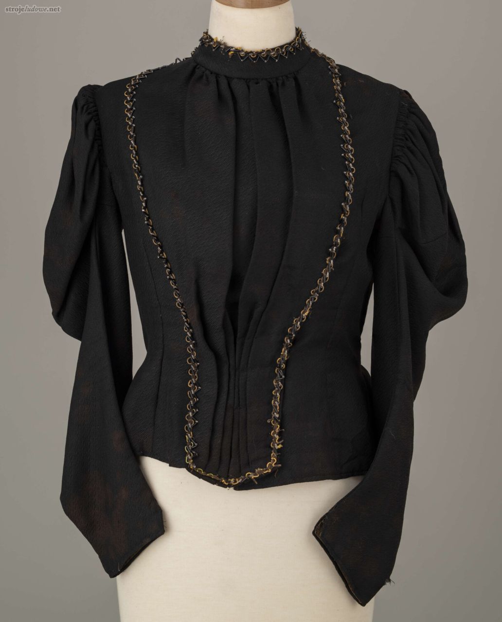 Kaftan kobiecy z&nbsp;wełny z&nbsp;bufiastymi rękawami,- przód  Cielemęc, pow. Łuków, 1900&nbsp;r., ze&nbsp;zbiorów Muzeum Narodowego w&nbsp;Lublinie, fot. Małgorzata Niećko