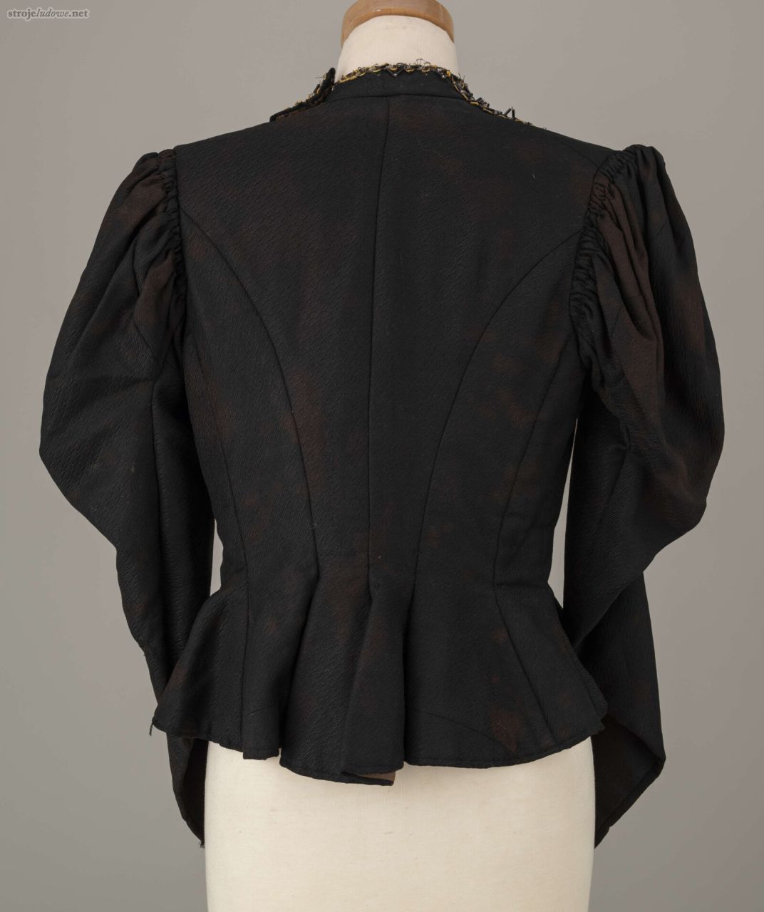 Kaftan kobiecy z&nbsp;wełny z&nbsp;bufiastymi rękawami,- tył  Cielemęc, pow. Łuków, 1900&nbsp;r., ze&nbsp;zbiorów Muzeum Narodowego w&nbsp;Lublinie, fot. Małgorzata Niećko