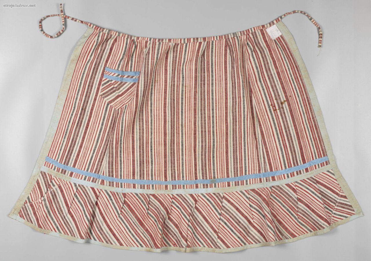 Fartuch lniany z&nbsp;falbanką, Kij, pow. Łuków, lata 30. XX&nbsp;w., ze&nbsp;zbiorów Muzeum Narodowego w&nbsp;Lublinie, fot. Małgorzata Niećko