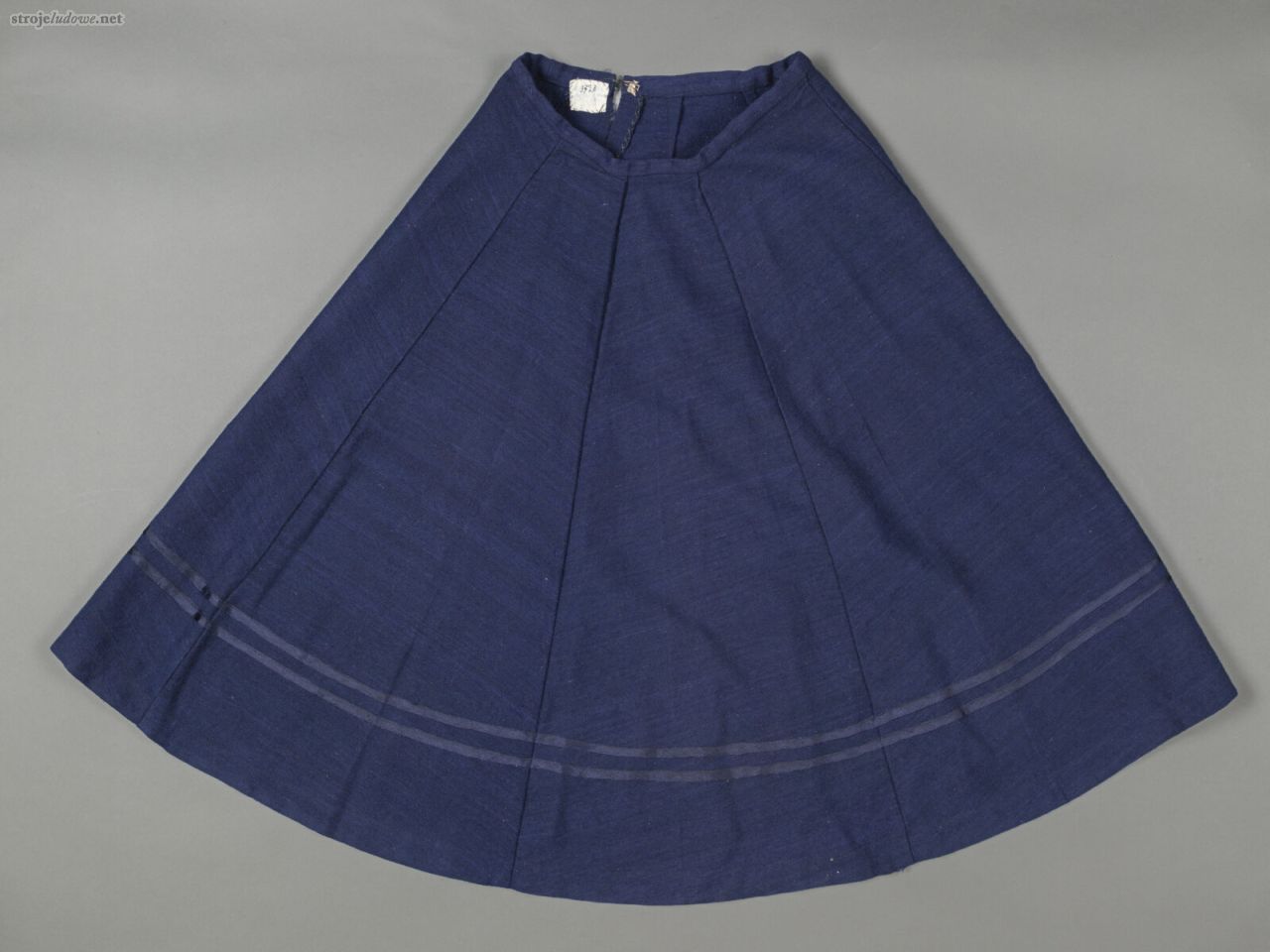 Spódnica w&nbsp;kratkę uszyta z&nbsp;klinów zwana spódnicą z&nbsp;ogonem, Wojcieszków, pow. łuków, ok. ok. 1920&nbsp;r., ze&nbsp;zbiorów Muzeum Narodowego w&nbsp;Lublinie, fot. Małgorzata Niećko