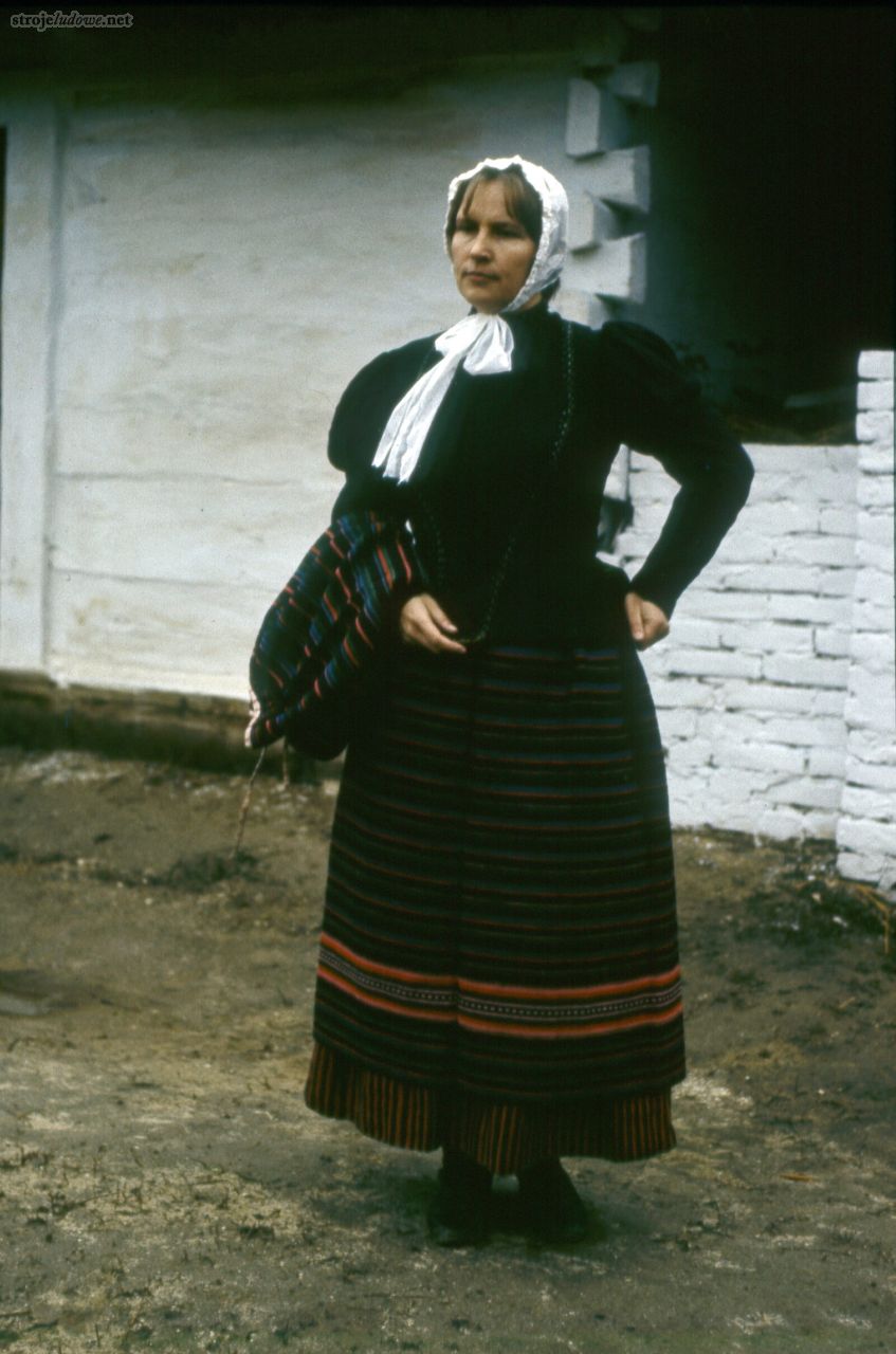 Kobieta w&nbsp;stroju łukowskim, obiekty ze&nbsp;zbiorów Muzeum Narodowego w&nbsp;Lublinie, fot. J. Urbanowicz