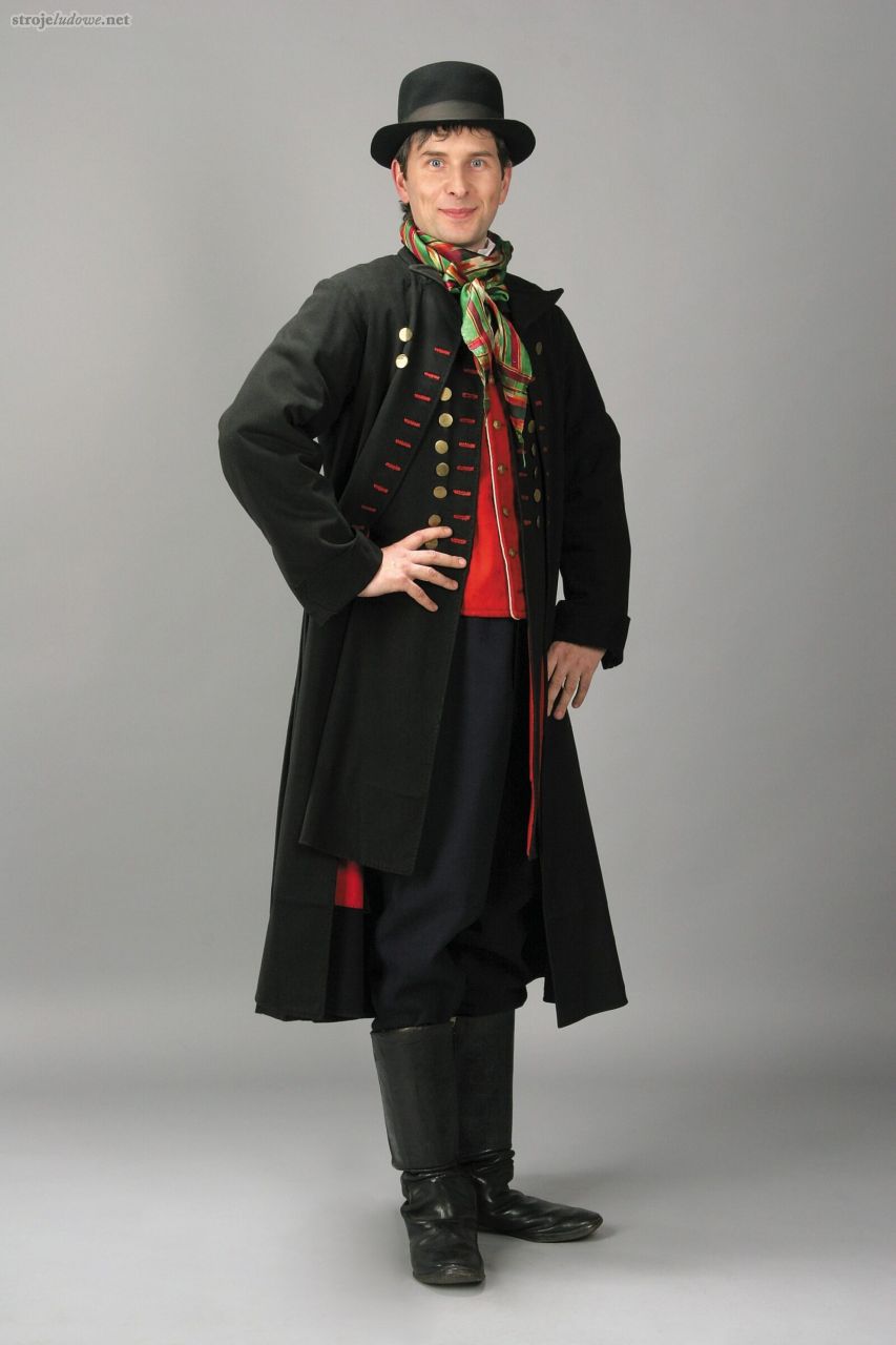 Strój szamotulski gospodarza, w: Rosińska J., Suknia wydaje ludzkie obyczaje, Muzeum Narodowe w&nbsp;Poznaniu, Poznań 2005.
Obiekty ze&nbsp;zbiorów Muzeum Kultur Świata oddziału Muzeum Narodowego w&nbsp;Poznaniu

Mężczyzna żonaty nie nosił już butów ze&nbsp;zdobnymi ośmioma fałdami – harmonikami. Jego buty nie posiadały już ich w&nbsp;ogóle, albo przynajmniej znacznie mniejszą liczbę.
