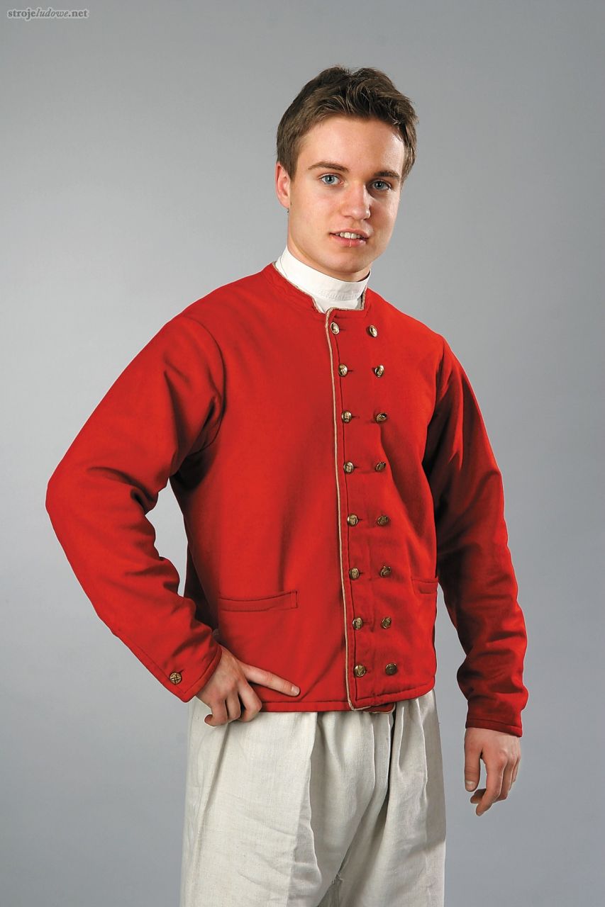 Strój szamotulski kawalera (Model ubrany w&nbsp;czerwoną jakę), w: Rosińska J., Suknia wydaje ludzkie obyczaje, Muzeum Narodowe w&nbsp;Poznaniu, Poznań 2005.
Obiekty ze&nbsp;zbiorów Muzeum Kultur Świata oddziału Muzeum Narodowego w&nbsp;Poznaniu

Początkowo materiał, z&nbsp;której jaka była wykonana różnił się w&nbsp;zależności od&nbsp;zamożności kawalera – bardziej majętni ubierali jaki wykonane z&nbsp;sukna, a&nbsp;średnio zamożni – marynusowe jaki, czyli czerwone ze&nbsp;zdobieniami w&nbsp;czarną deseń (w postaci gałązek). Najbiedniejsi (czyli najczęściej parobkowie) nosili jaki w&nbsp;kolorze zielonym. Podszyte one były flanelą. Dopiero po&nbsp;jakimś czasie ujednoliciły się i&nbsp;występowały głównie w&nbsp;kolorze czerwono-amarantowym.
