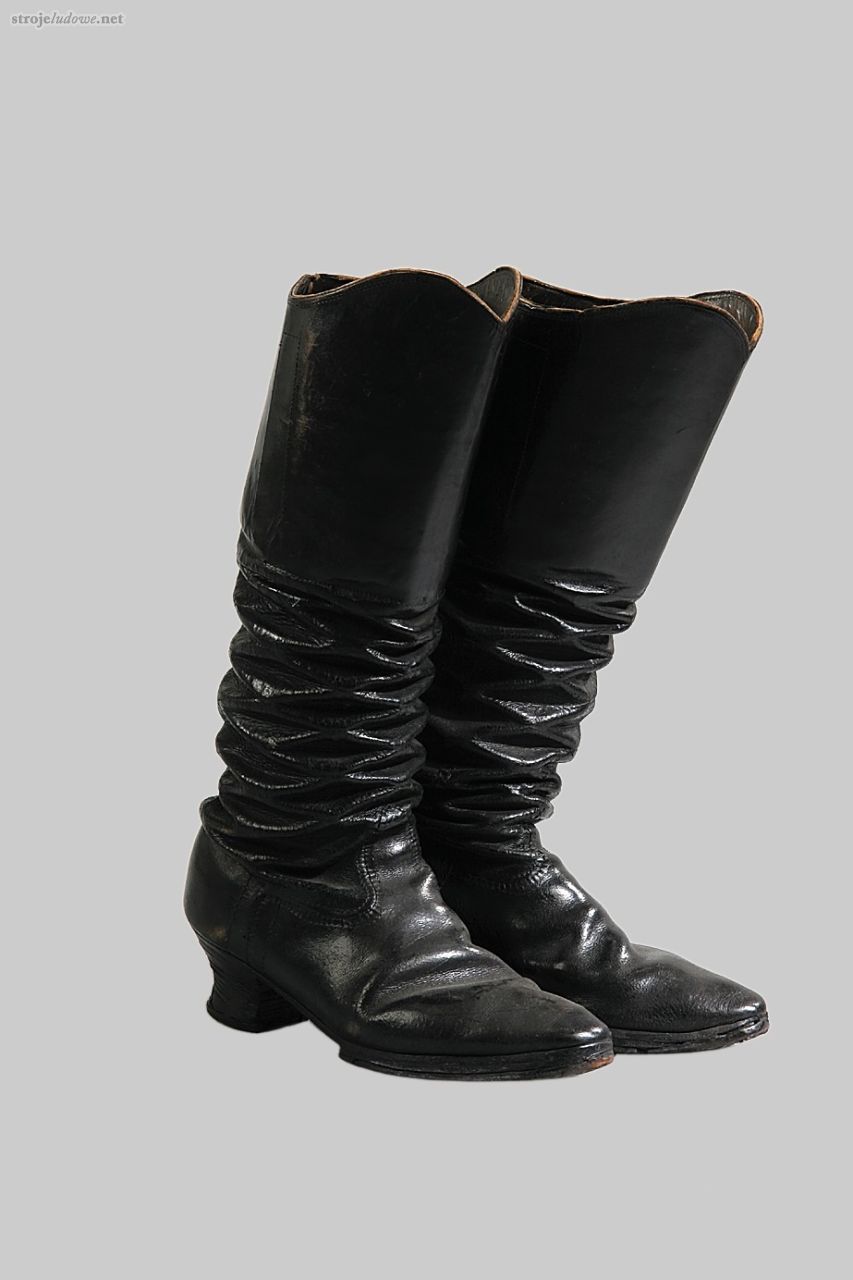 Buty kropowe ze&nbsp;zbiorów Muzeum Kultur Świata oddziału Muzeum Narodowego w&nbsp;Poznaniu, w: Rosińska J., Suknia wydaje ludzkie obyczaje, Muzeum Narodowe w&nbsp;Poznaniu, Poznań 2005.

Przed założeniem kropusów na&nbsp;nogi zakładano onuce – początkowo z&nbsp;płótna lnianego, a&nbsp;następnie z&nbsp;juty.
