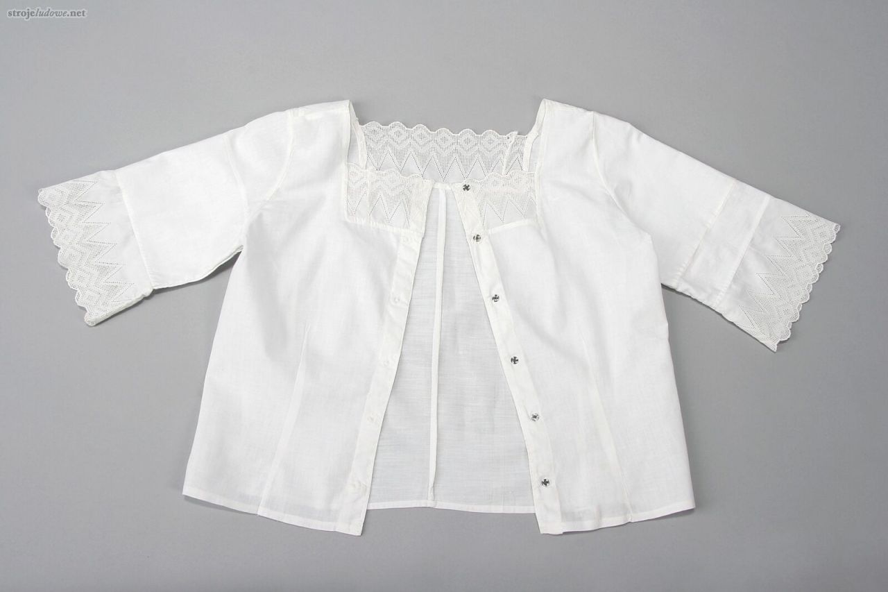 Staniczek z&nbsp;koronkami do&nbsp;ubranka białego woalowego, ze&nbsp;zbiorów Muzeum Kultur Świata oddziału Muzeum Narodowego w&nbsp;Poznaniu , fot. A. Cieślawska