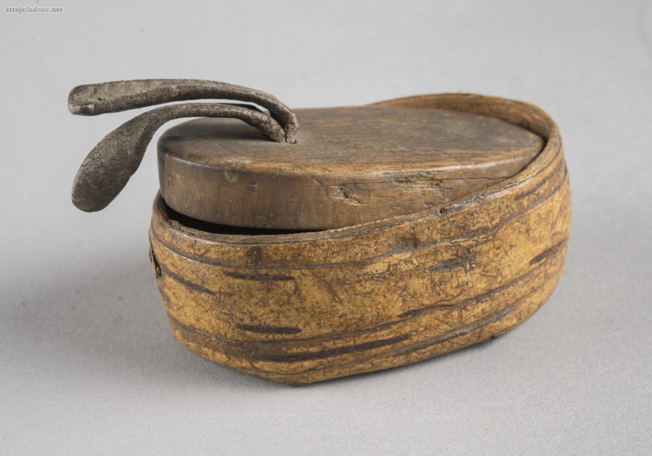 Tabakierka z&nbsp;kory brzozowej, dno i&nbsp;wieczko z&nbsp;drewna z&nbsp;rzemiennym uchwytem, ze&nbsp;zbiorów Muzeum Kultur Świata oddziału Muzeum Narodowego w&nbsp;Poznaniu.