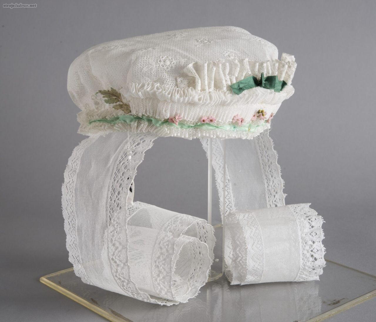 Czepiec tiulowy z&nbsp;bandami ozdobiony haftem maszynowym,  1&nbsp;połowa XX&nbsp;w., Kopanica, pow. Wolsztyn, ze&nbsp;zbiorów Muzeum Kultur Świata oddziału Muzeum Narodowego w&nbsp;Poznaniu, fot. S. Obst