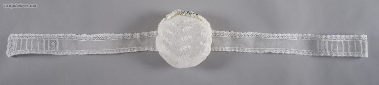 Czepiec tiulowy z&nbsp;bandami ozdobiony haftem maszynowym,  1&nbsp;połowa XX&nbsp;w., Kopanica, pow. Wolsztyn, ze&nbsp;zbiorów Muzeum Kultur Świata oddziału Muzeum Narodowego w&nbsp;Poznaniu, fot. S. Obst