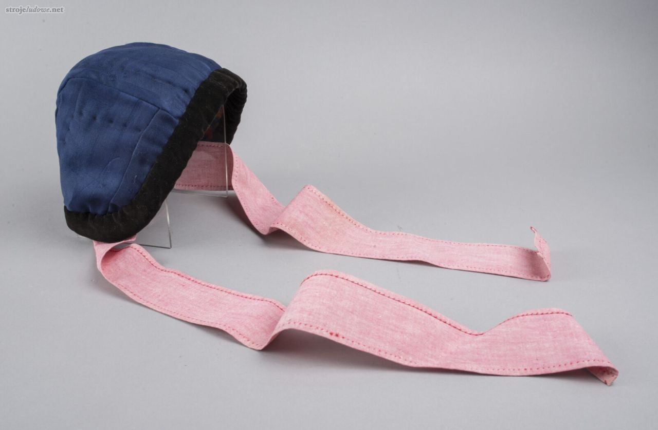 Czapka zimowa „mycka”, szyta z&nbsp;wełny, płótna, barchanu, aksamitu oraz inletu; ; ok. 1920&nbsp;r., Nowa Dąbrowa, pow. Wolsztyn, ze&nbsp;zbiorów Muzeum Kultur Świata oddziału Muzeum Narodowego w&nbsp;Poznaniu, fot. S. Obst