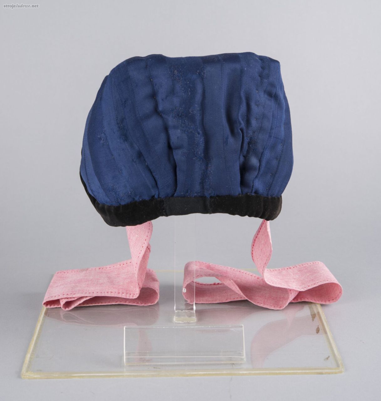 Czapka zimowa „mycka”, szyta z&nbsp;wełny, płótna, barchanu, aksamitu oraz inletu; ; ok. 1920&nbsp;r., Nowa Dąbrowa, pow. Wolsztyn, ze&nbsp;zbiorów Muzeum Kultur Świata oddziału Muzeum Narodowego w&nbsp;Poznaniu, fot. S. Obst