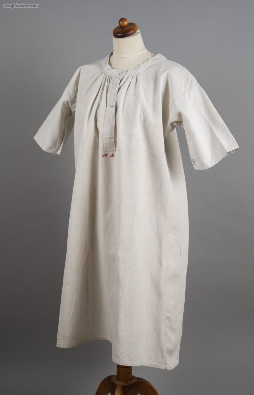 Koszula kobieca szyta z&nbsp;samodziałowego lnianego płótna, ok. 1913&nbsp;r., Jażyniec;  pow. Wolsztyn, ze&nbsp;zbiorów Muzeum Kultur Świata oddziału Muzeum Narodowego w&nbsp;Poznaniu, fot. S. Obst.
