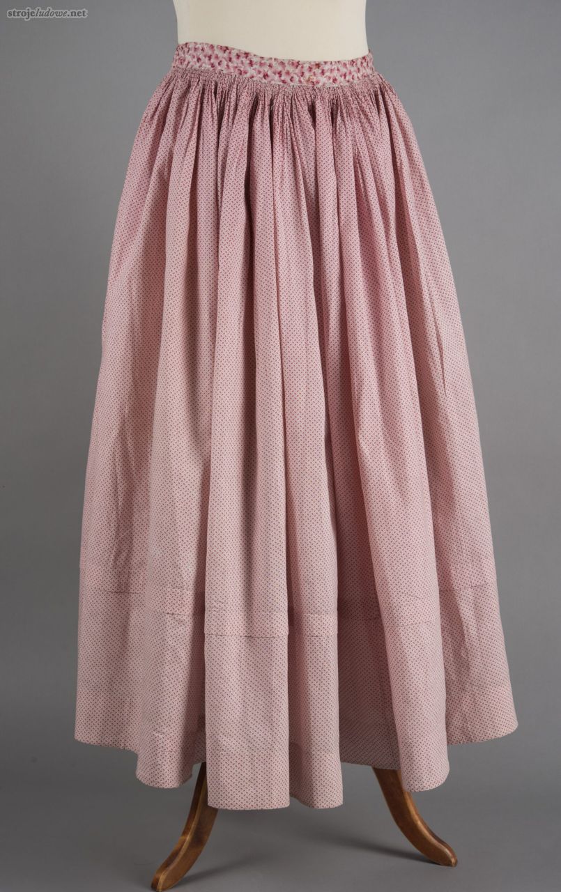 Spódnica letnia szyta z&nbsp;drukowanego płótna, ok. 1900&nbsp;r., używana do 1956&nbsp;r., Kębłowo,  pow. Wolsztyn,  ze&nbsp;zbiorów Muzeum Kultur Świata oddziału Muzeum Narodowego w&nbsp;Poznaniu, fot. S. Obst