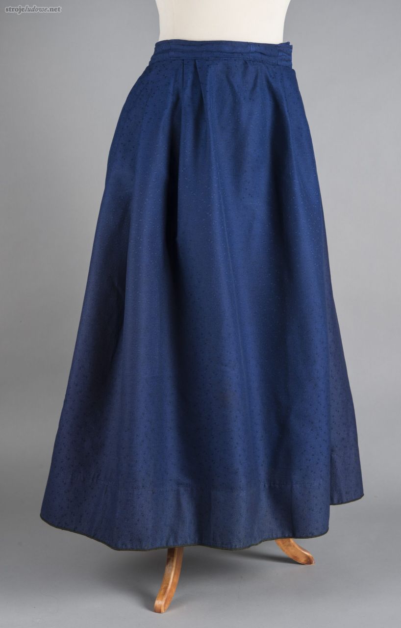 Spódnica z&nbsp;adamaszku jedwabnego w&nbsp;drobny wzór groszkowy, ok. 1910&nbsp;r.., Kębłowo;  pow. Wolsztyn,  ze&nbsp;zbiorów Muzeum Kultur Świata oddziału Muzeum Narodowego w&nbsp;Poznaniu, fot. S. Obst