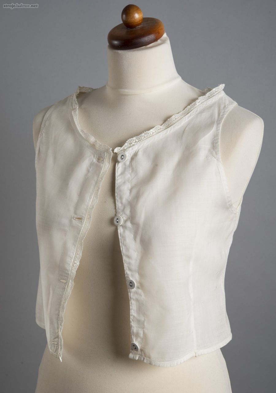Podstaniczek z&nbsp;batystu do&nbsp;ubranka białego woalowego, ze&nbsp;zbiorów Muzeum Kultur Świata oddziału Muzeum Narodowego w&nbsp;Poznaniu, fot. S. Obst, 