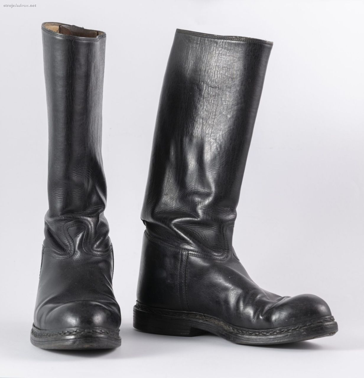 Buty męskie z&nbsp;wysokimi cholewami, ze&nbsp;zbiorów Muzeum Kultur Świata oddziału Muzeum Narodowego w&nbsp;Poznaniu