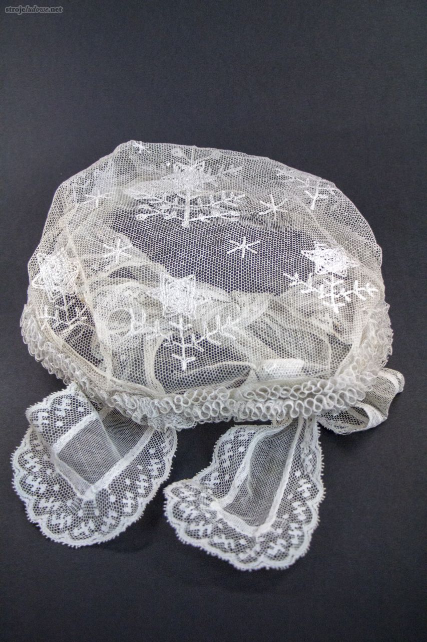 Haft na&nbsp;czepcu, ze&nbsp;zbiorów Muzeum Ziemi Rawickiej, fot. Adrianna Miara